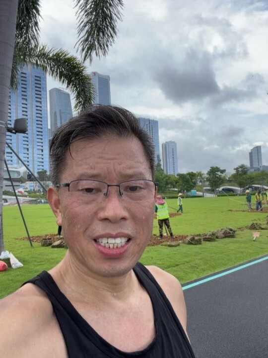 Rocky Wong road running under morning rain and sun